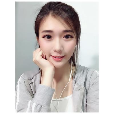 vivian19941008 taking a selfie