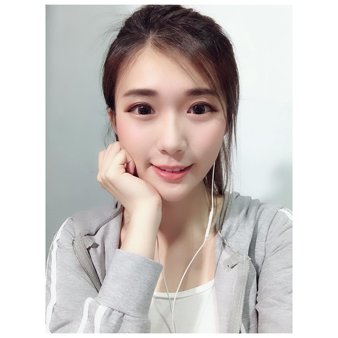 vivian19941008 taking a selfie