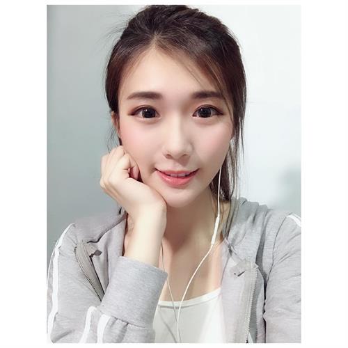 vivian19941008 taking a selfie