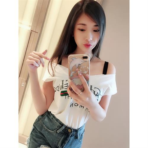 vivian19941008 taking a selfie