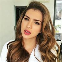 María Eugenia Suárez taking a selfie