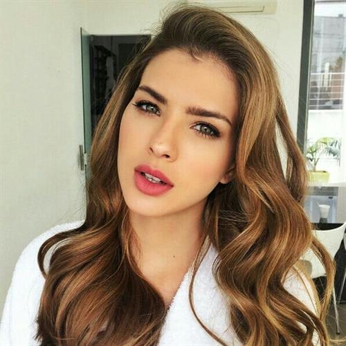 María Eugenia Suárez taking a selfie