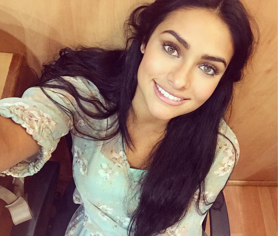 Bárbara Islas taking a selfie