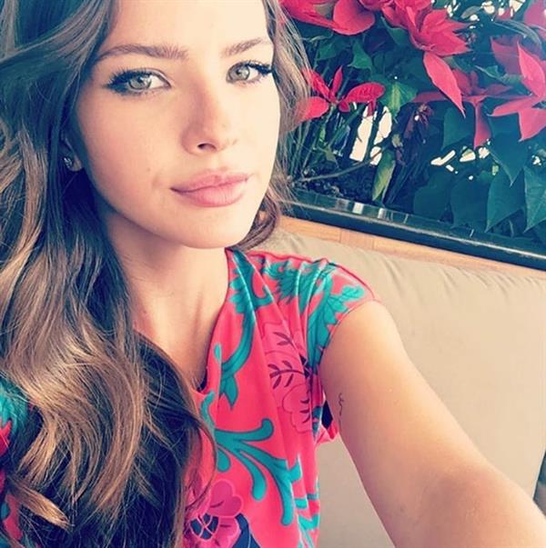 María Eugenia Suárez taking a selfie