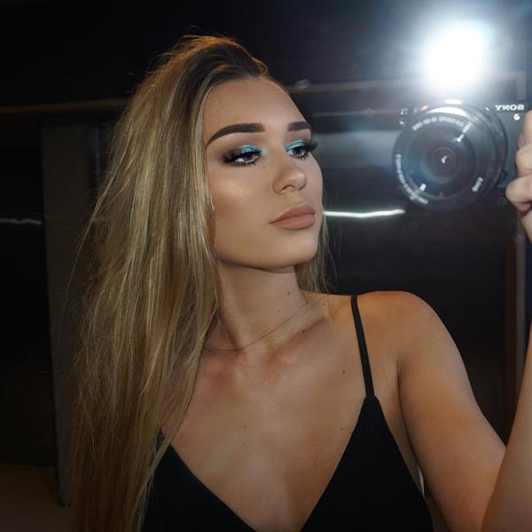 Shani Grimmond taking a selfie