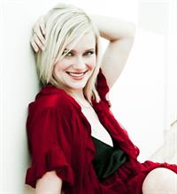 Nicholle Tom