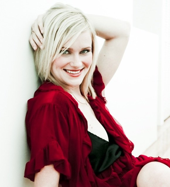 Nicholle Tom