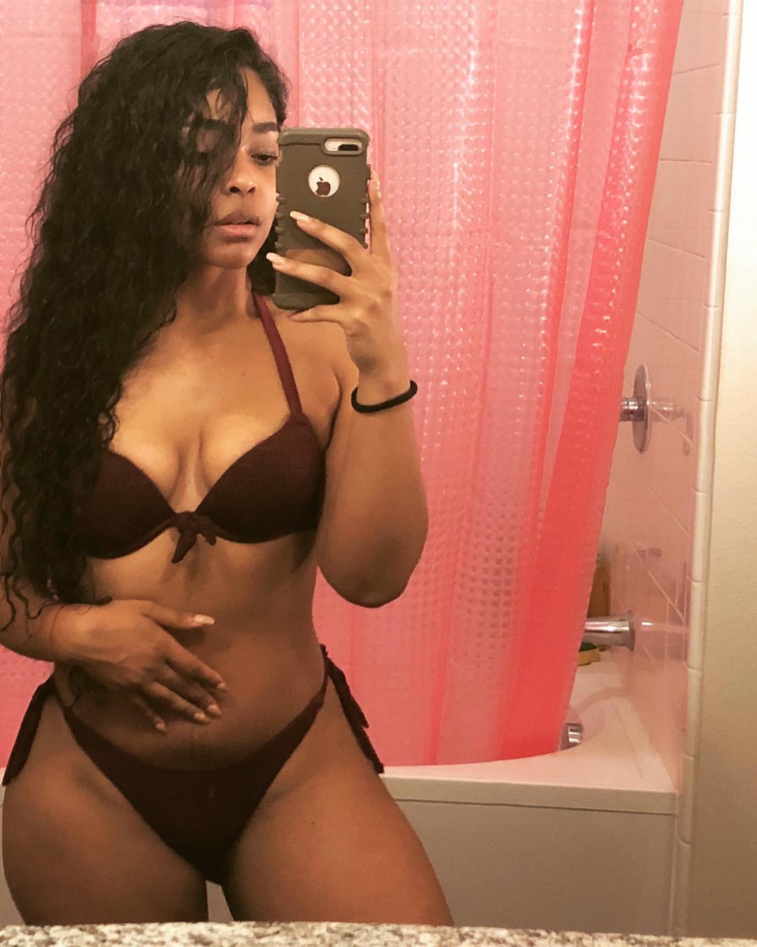 Tiara Yvonne in lingerie taking a selfie