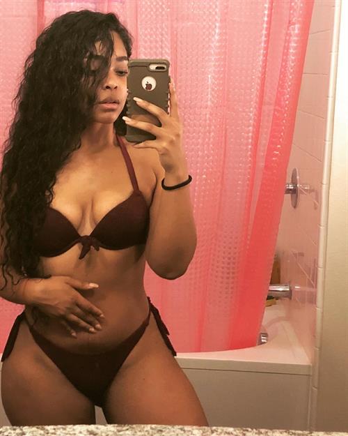 Tiara Yvonne in lingerie taking a selfie