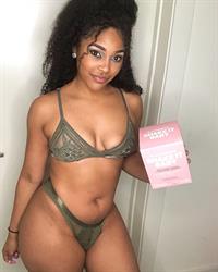 Tiara Yvonne in lingerie