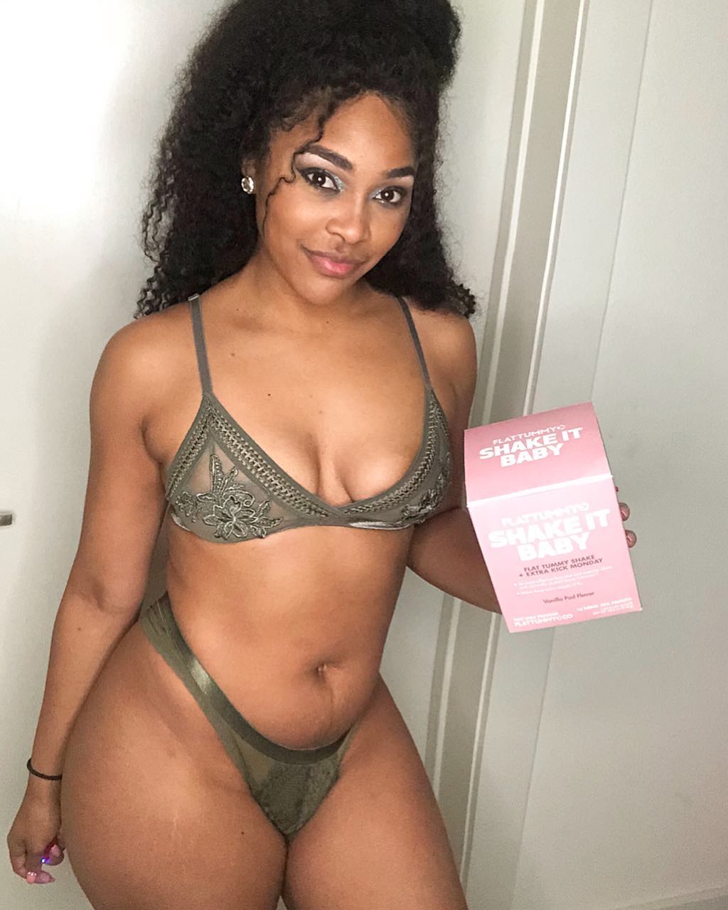 Tiara Yvonne in lingerie
