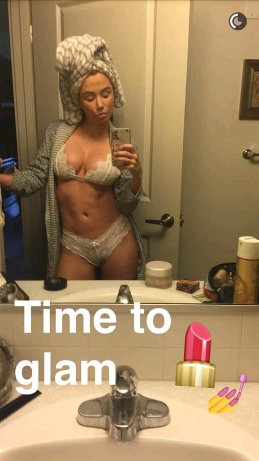 Sara Jean Underwood in lingerie taking a selfie