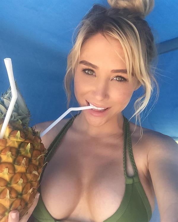 Sara Jean Underwood taking a selfie