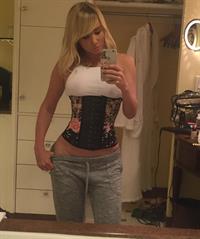 Sara Jean Underwood taking a selfie