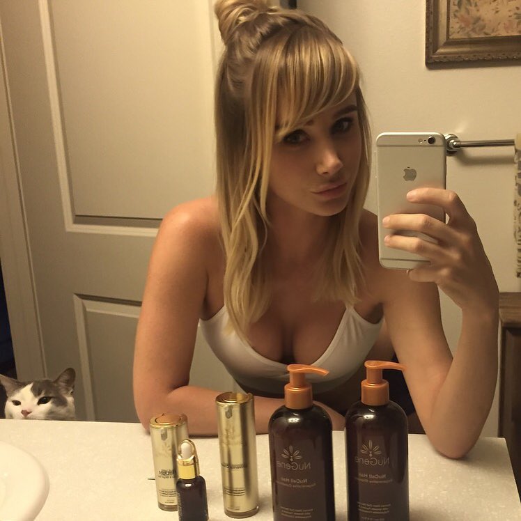 Sara Jean Underwood taking a selfie
