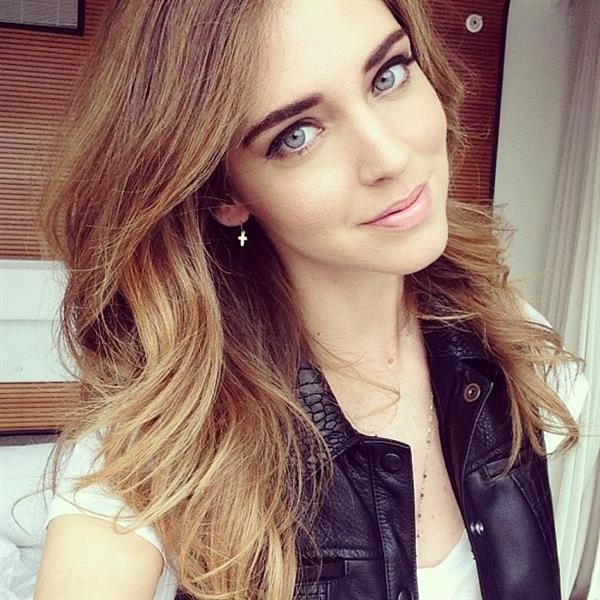 Chiara Ferragni taking a selfie