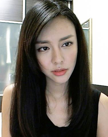 Cathryn Lee taking a selfie