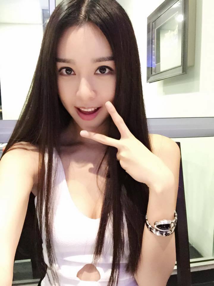 Cathryn Lee taking a selfie