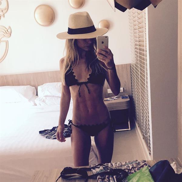 Frida Heineman in a bikini taking a selfie