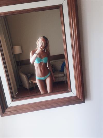Elsa wedebrand in a bikini taking a selfie