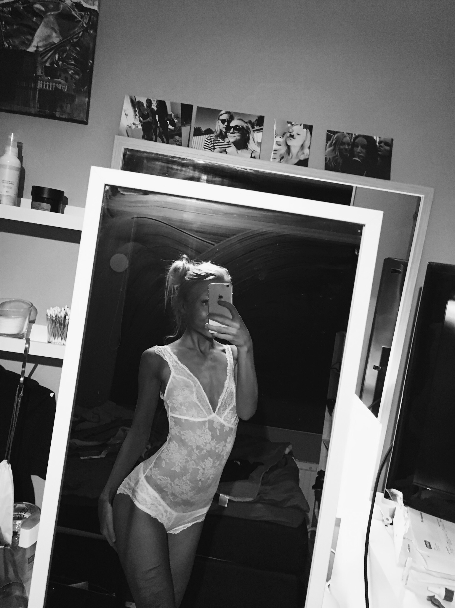 Linnea Lundqvist in lingerie taking a selfie