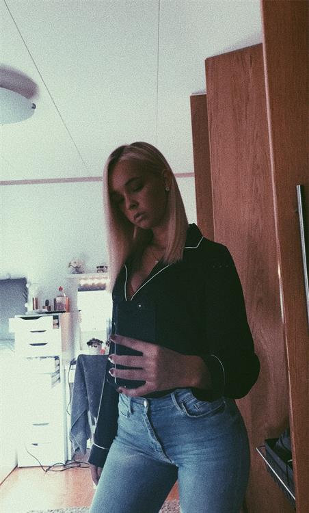 stina jonsson taking a selfie