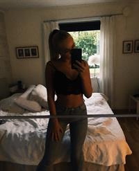 stina jonsson taking a selfie