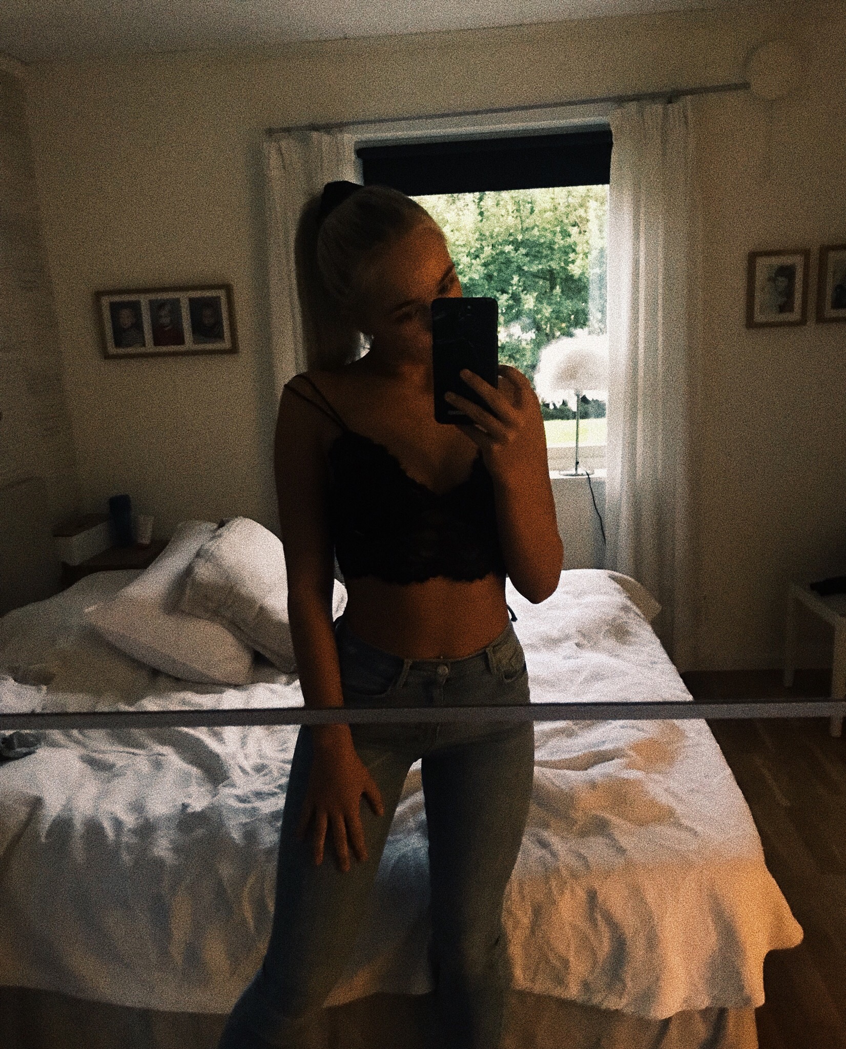 stina jonsson taking a selfie