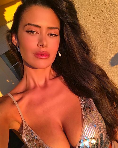 Eva Padlock in a bikini taking a selfie