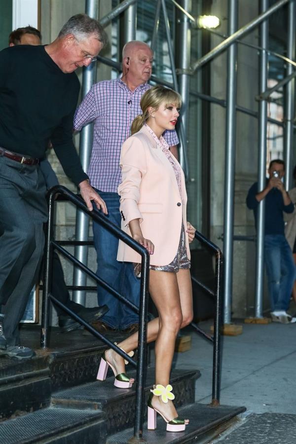 Taylor Swift sexy legs in a short skirt seen by paparazzi.


