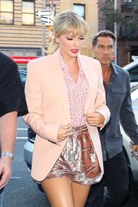 Taylor Swift sexy legs in a short skirt seen by paparazzi.


