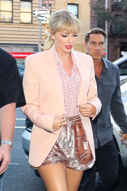 Taylor Swift Pictures Taylor Swift sexy legs in a short skirt seen by paparazzi.