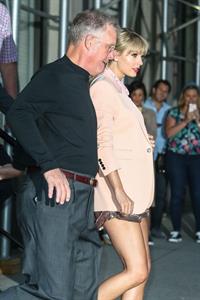 Taylor Swift sexy legs in a short skirt seen by paparazzi.


