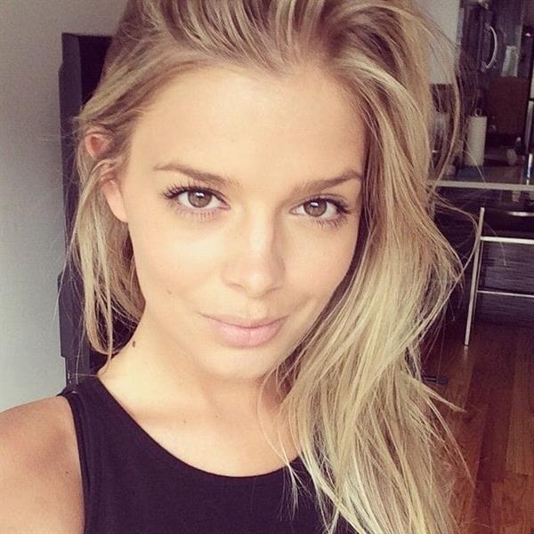 Danielle Knudson taking a selfie