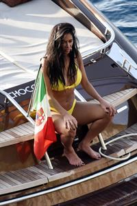 Nicole Scherzinger in a sexy bikini on a boat in Capri showing her ass and nice cleavage seen by paparazzi.












