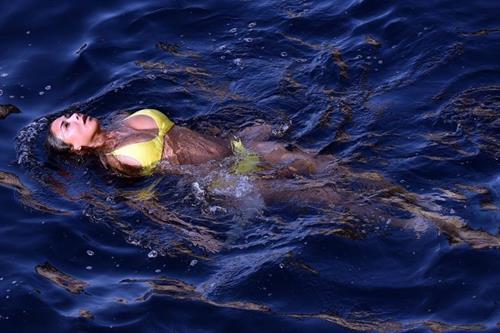 Nicole Scherzinger in a sexy bikini on a boat in Capri showing her ass and nice cleavage seen by paparazzi.












