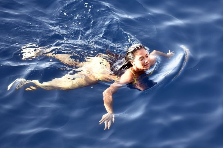 Nicole Scherzinger in a sexy bikini on a boat in Capri showing her ass and nice cleavage seen by paparazzi.












