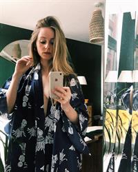 Diana Vickers taking a selfie