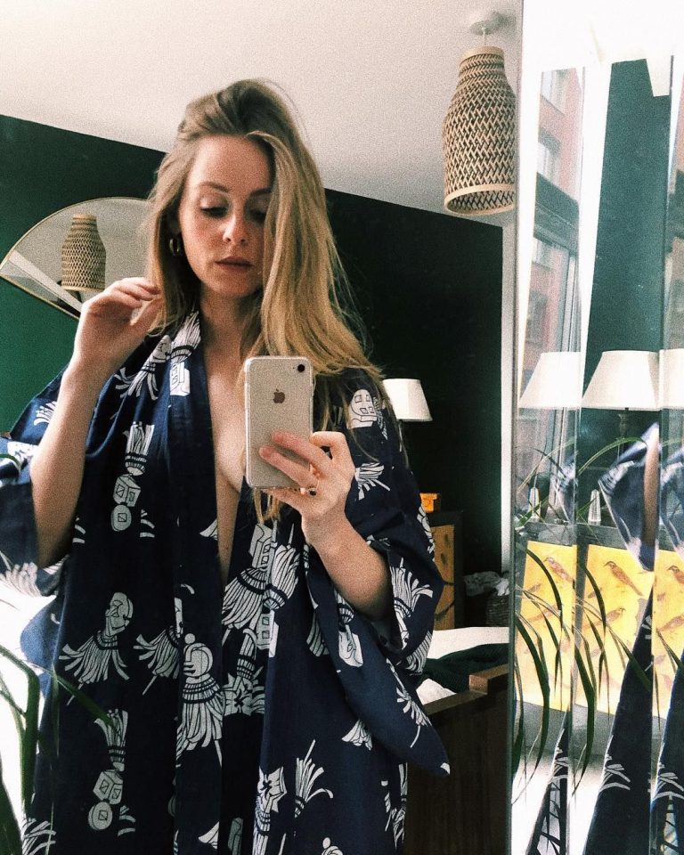 Diana Vickers taking a selfie