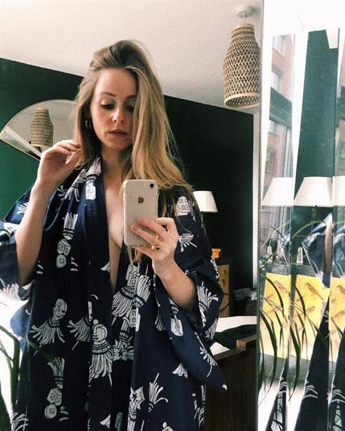 Diana Vickers taking a selfie