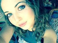 Sammi Hanratty taking a selfie