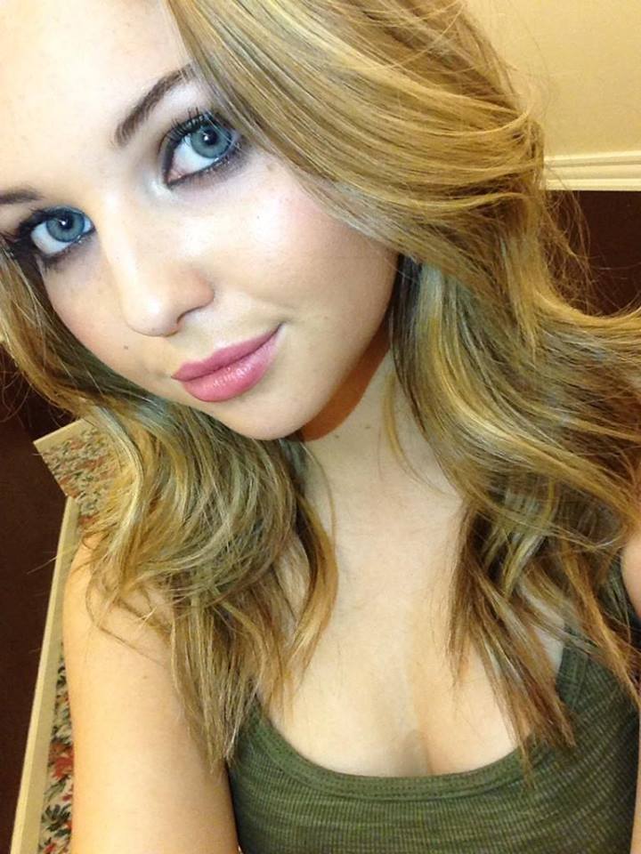 Sammi Hanratty taking a selfie