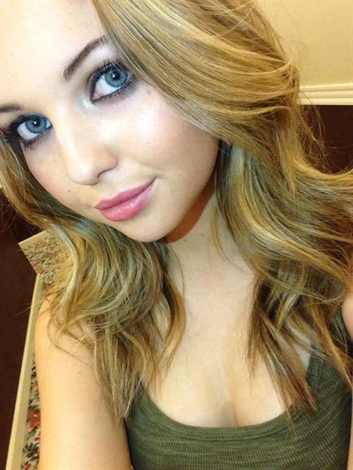 Sammi Hanratty taking a selfie