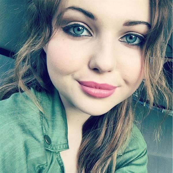 Sammi Hanratty taking a selfie