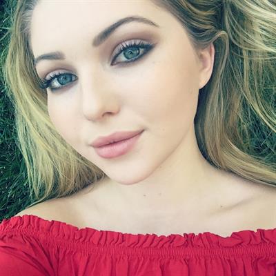 Sammi Hanratty taking a selfie
