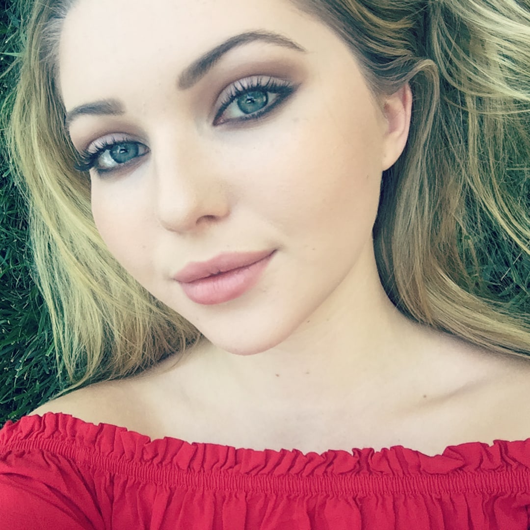 Sammi Hanratty taking a selfie