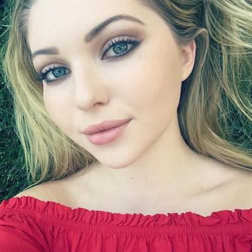 Sammi Hanratty taking a selfie