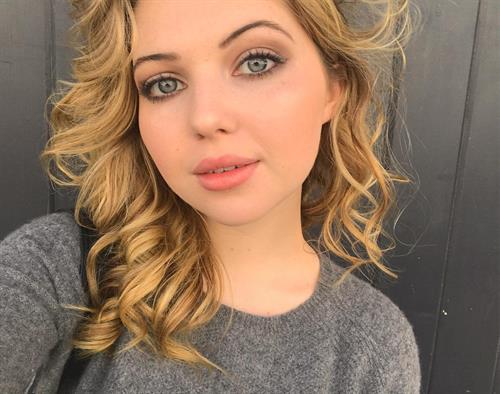 Sammi Hanratty taking a selfie