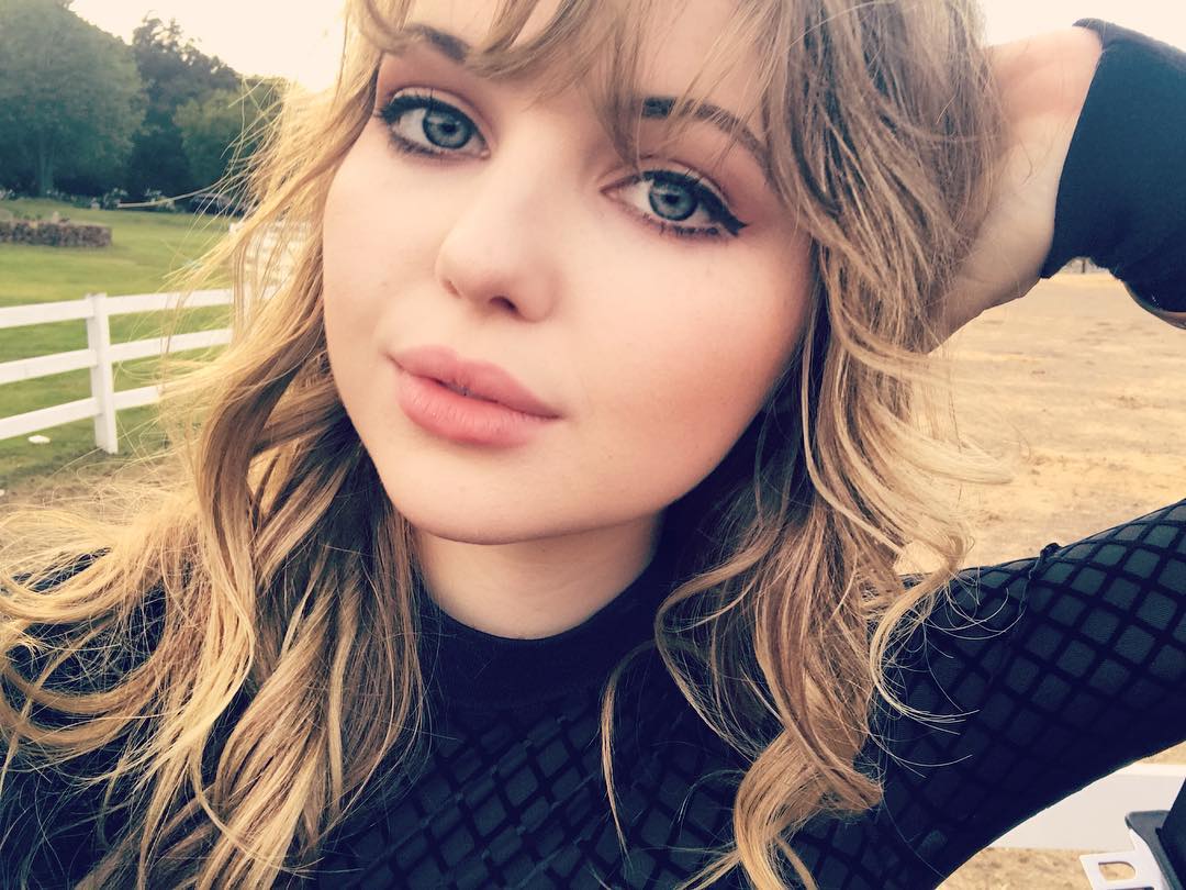 Sammi Hanratty taking a selfie