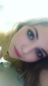 Sammi Hanratty taking a selfie